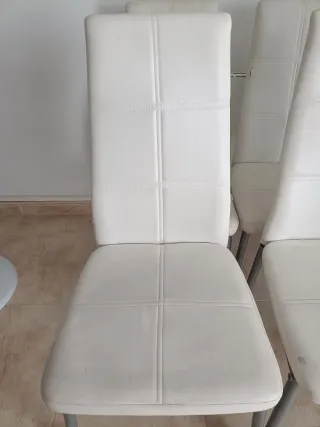 Mesa de comedor blanca de madera