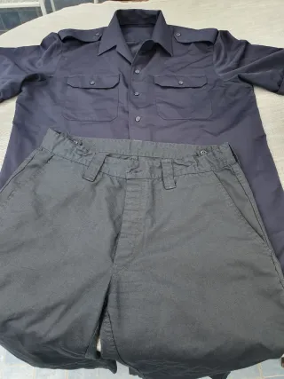 Conjunto militar hombre negro