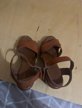 Sandalias de tacón marrón