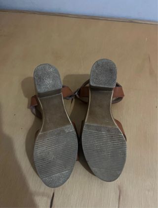 Sandalias de tacón marrón