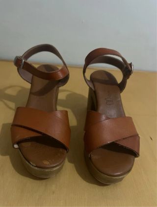 Sandalias de tacón marrón