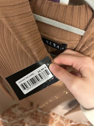 Vestido marrón de manga larga con botones