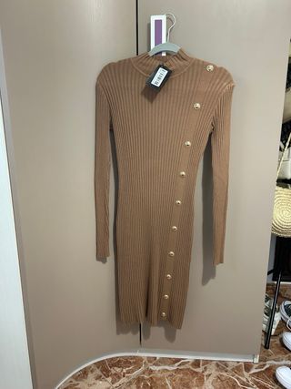 Vestido marrón de manga larga con botones