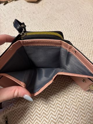 Monedero negro con asa