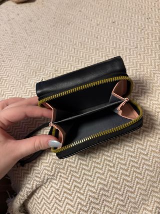 Monedero negro con asa