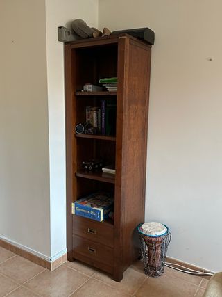 Estantería de madera marrón