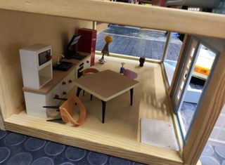 Casa de muñecas de madera con accesorios