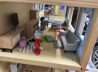 Casa de muñecas de madera con accesorios