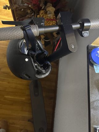 Patinete eléctrico con defecto en manillar