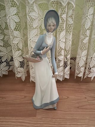 Figura de porcelana mujer con cesta Porceval