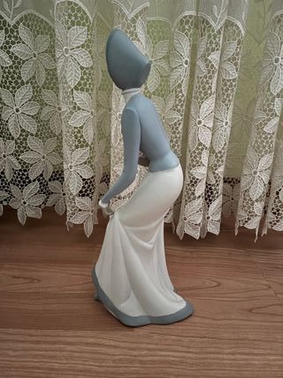 Figura de porcelana mujer con cesta Porceval