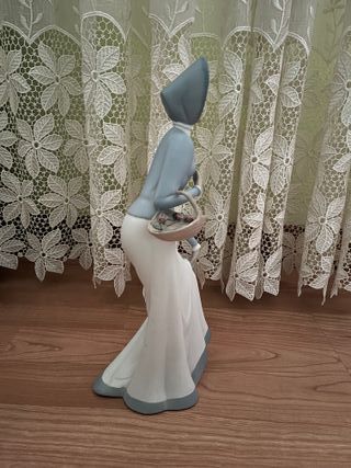 Figura de porcelana mujer con cesta Porceval