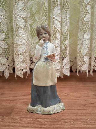 Figura de porcelana niña con plato Quart-5