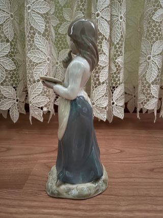 Figura de porcelana niña con plato Quart-5