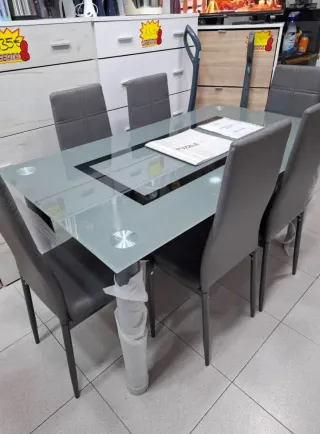 Tavolo da pranzo in vetro con gambe metalliche