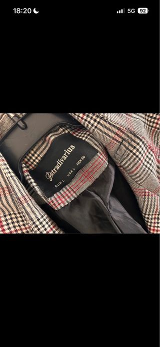 Gabardina Stradivarius cuadros gris y rojo Talla L