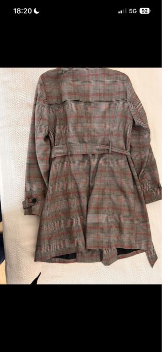 Gabardina Stradivarius cuadros gris y rojo Talla L