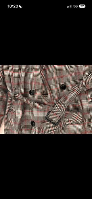 Gabardina Stradivarius cuadros gris y rojo Talla L