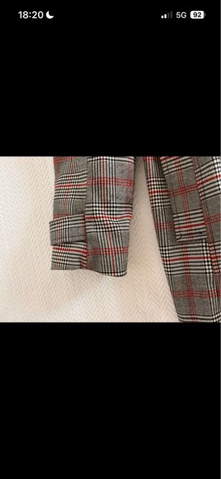 Gabardina Stradivarius cuadros gris y rojo Talla L
