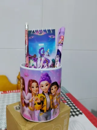 Taza Huntrix y material escolar