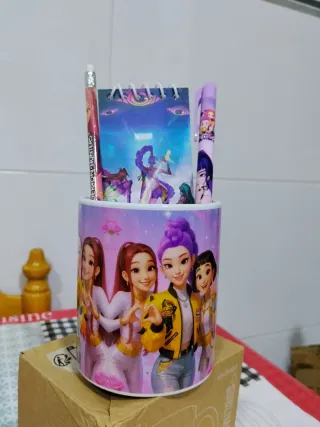 Taza Huntrix y material escolar