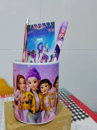 Taza Huntrix y material escolar