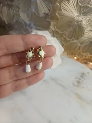 Pendientes Vintage Chapado Oro y Corales Blancos