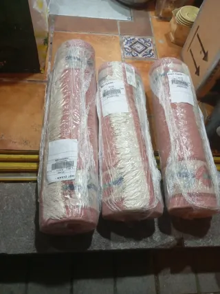 Alfombras pie de cama beige y rosa