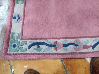 Alfombras pie de cama beige y rosa