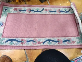 Alfombras pie de cama beige y rosa