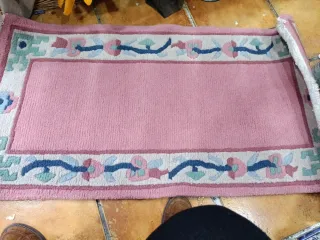 Alfombras pie de cama beige y rosa