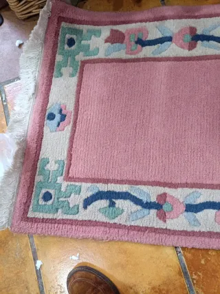 Alfombras pie de cama beige y rosa