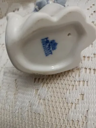 Gattino in porcellana bianca con rose della Hervit