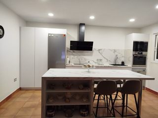 Casa con sotano y garaje privado