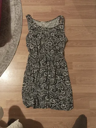 Vestido negro con estampado floral