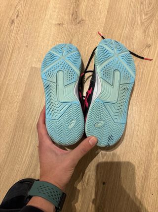 Pala Bullpadel y zapatillas asics