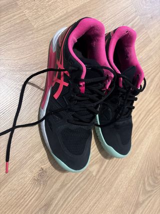 Pala Bullpadel y zapatillas asics