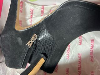 Botines negros con detalle serpiente