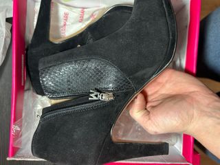 Botines negros con detalle serpiente