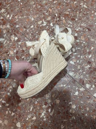 Zapatillas cuña esparto beige atadas
