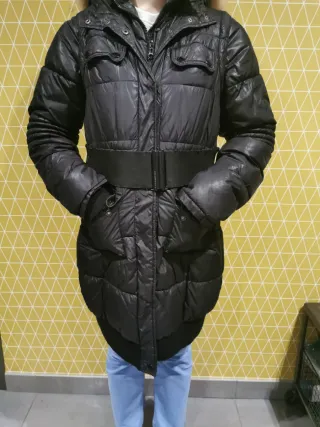 Abrigo negro acolchado con capucha