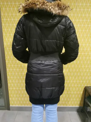 Abrigo negro acolchado con capucha