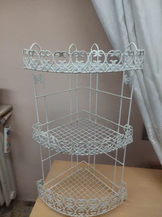 Rebaja. Estantería de esquina blanca