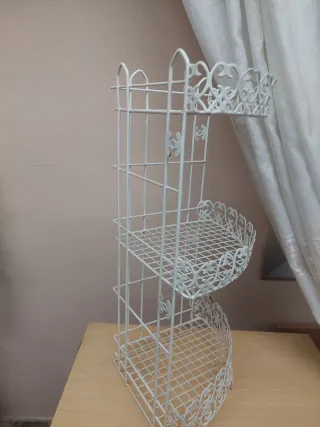 Rebaja. Estantería de esquina blanca