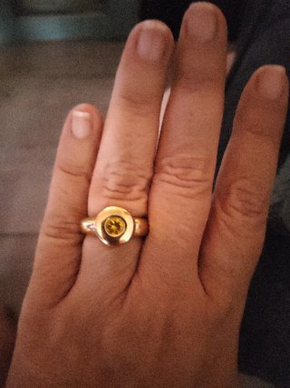 Anillo Goldfield con piedra amarilla