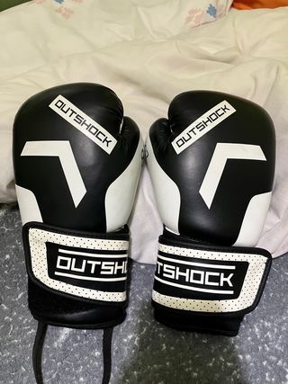 Guantes de Boxeo OUTSHOCK Negros