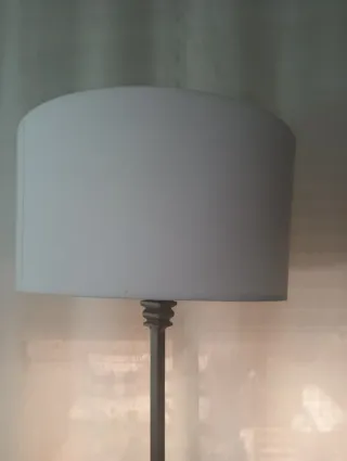 Lámpara de pie elegante en forja.