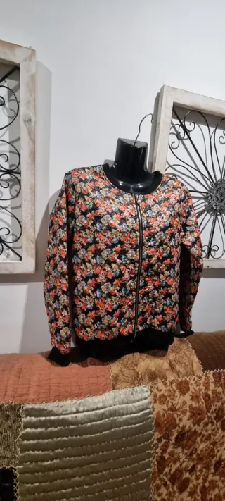 Ermosa chaqueta floral para mujer con cremallera