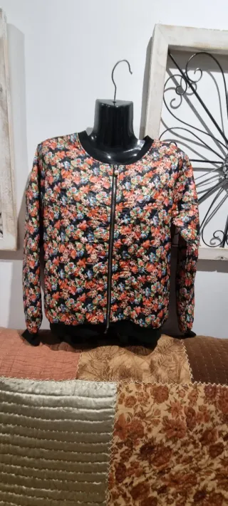 Ermosa chaqueta floral para mujer con cremallera