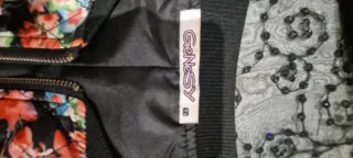 Ermosa chaqueta floral para mujer con cremallera